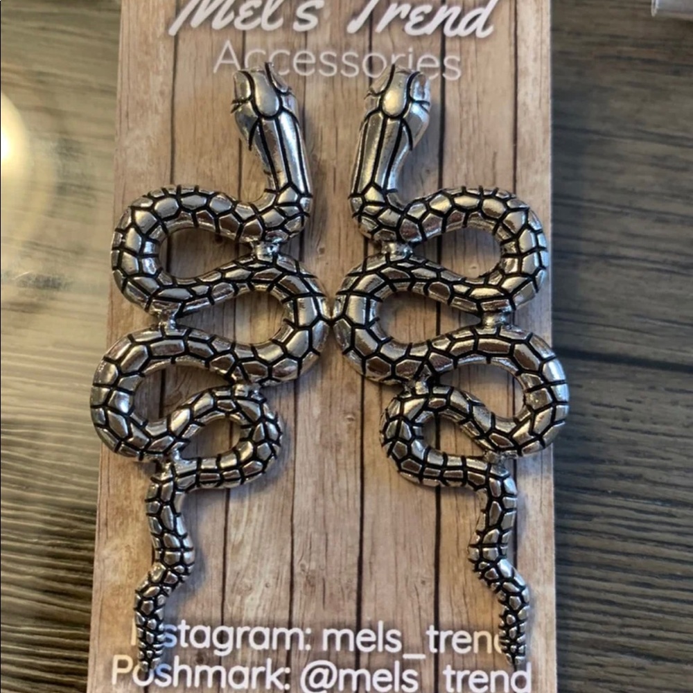Gray silver snake earrings